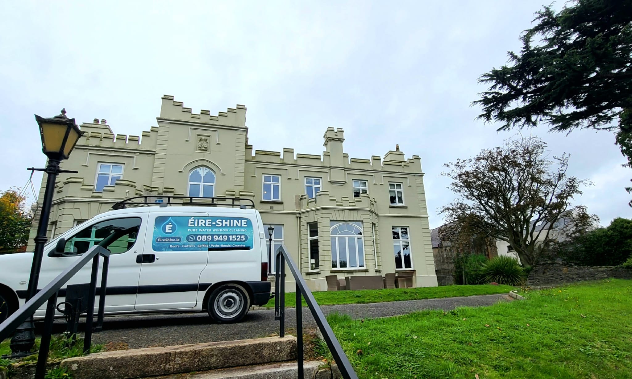 ÉireShine exterior cleaning result on a manse
